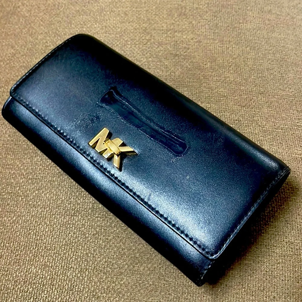 Michael Kors Sutton Wallet - Picture 1 of 11